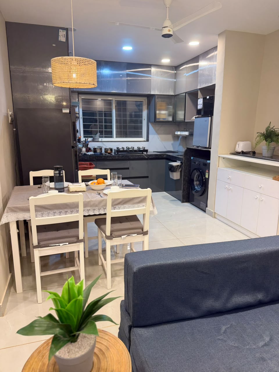 Kitchen and breakfast table